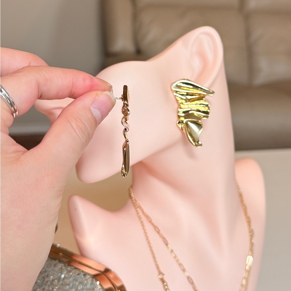 ⚜️ Bold Gold Statement Earrings - Picture 6 of 9